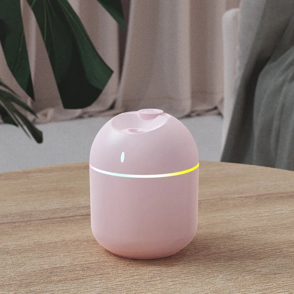 Diffuseur aromathérapie gris moderne avec bande lumineuse LED et brume fine pour purifier l’air et créer une ambiance relaxante.