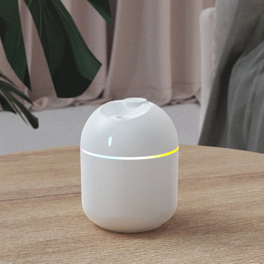 Diffuseur d’huiles essentielles gris minimaliste émettant une brume fine pour créer une ambiance relaxante.