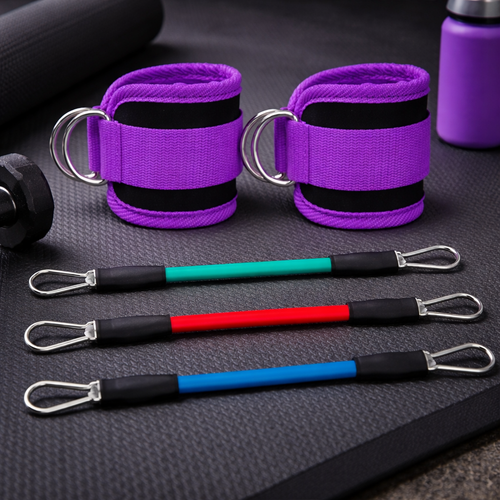 Équipement de sport à domicile violet avec sangles de cheville et extenseurs élastiques pour exercices de jambes.