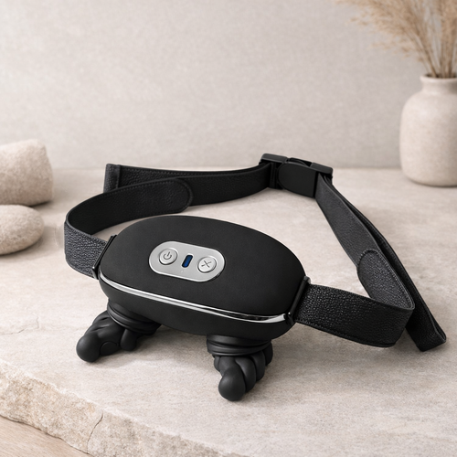 Masseur cervical ergonomique noir posé sur un support en pierre, avec têtes de massage rotatives et sangles ajustables.