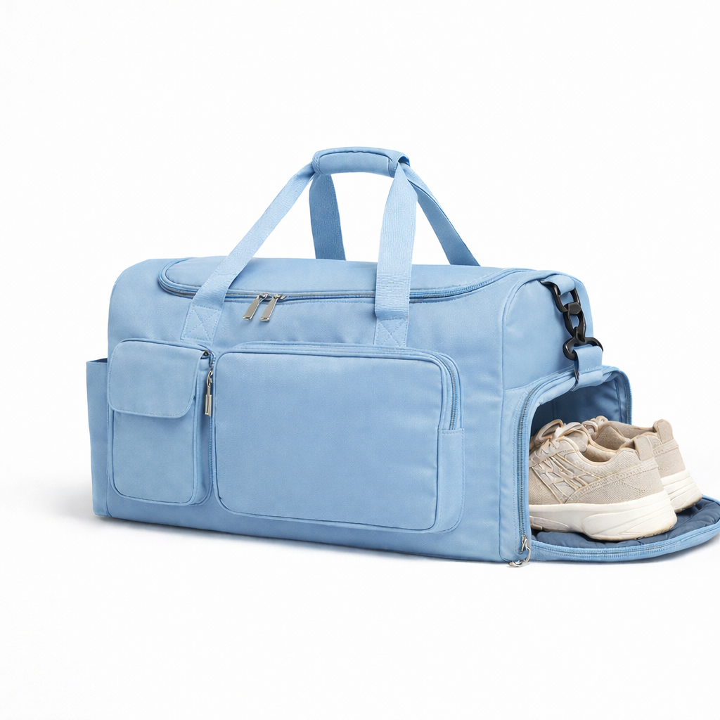Sac de voyage bleu ciel pastel avec poignées renforcées et bandoulière.